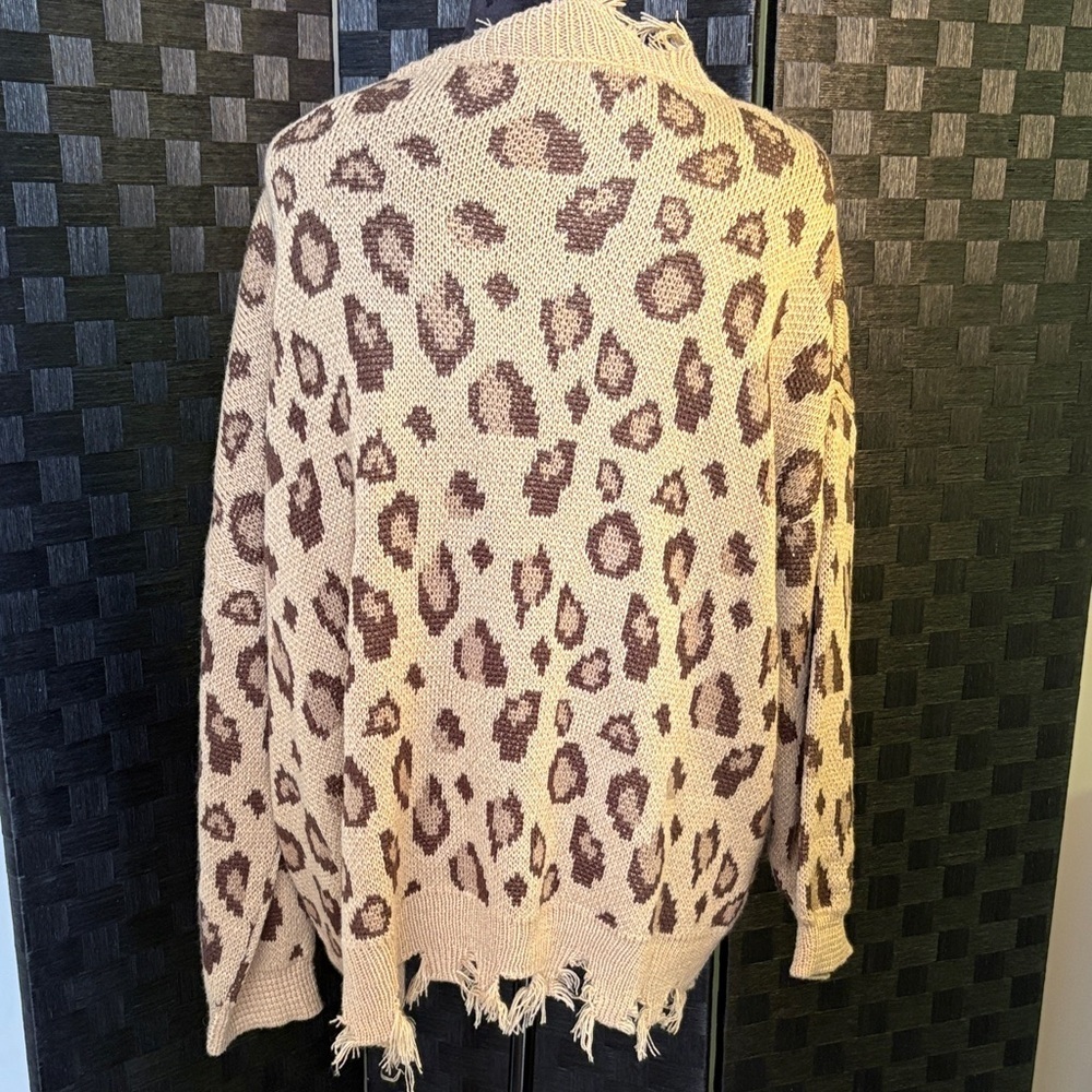 Chic Leopard Print V-Neck Sweater - Picture 3 of 3